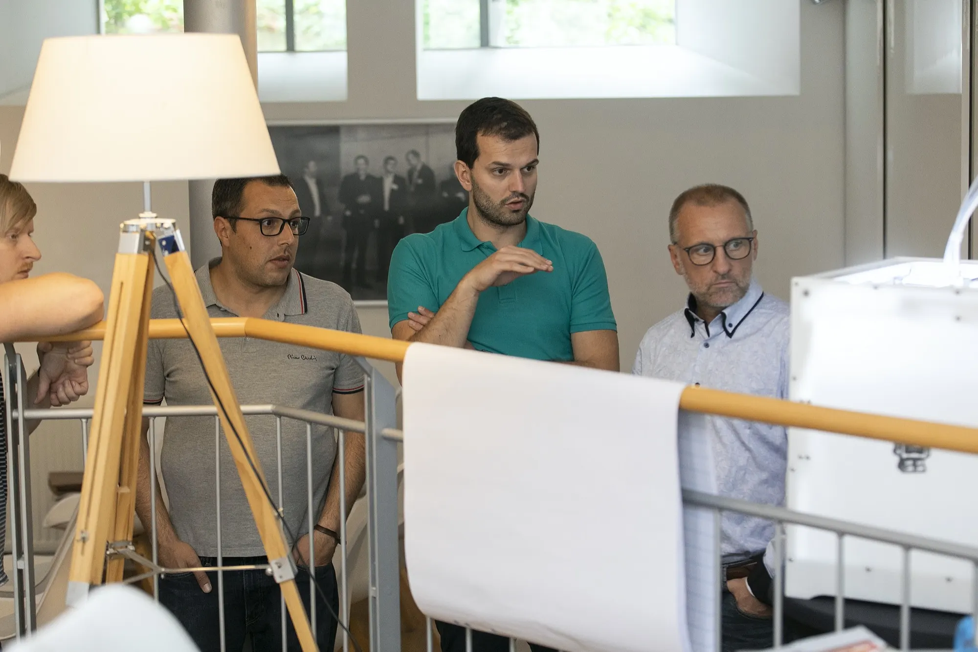 Diskussion am Tisch während eines Innovationsworkshops