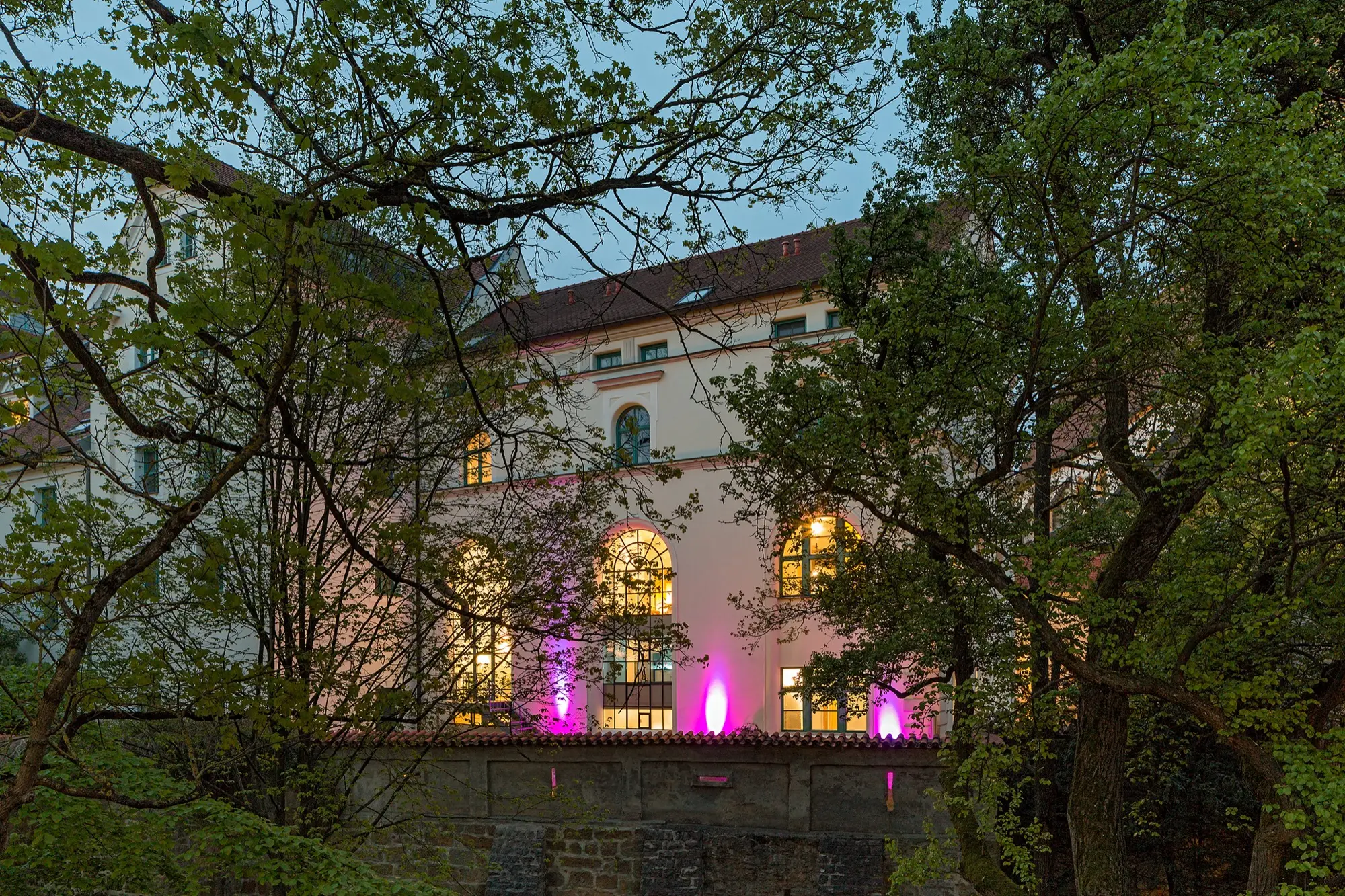Das Loft 18 am Abend: denkmalgeschützte Fassade der ehemaligen Brauerei am Malteserplatz